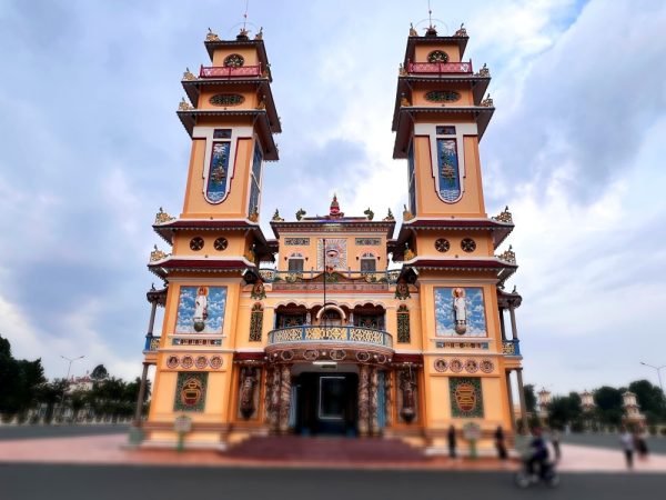 cao-dai-temple-cu-chi-tunnel-tour-ho-chi-minh-city-700000-vietnam-facade