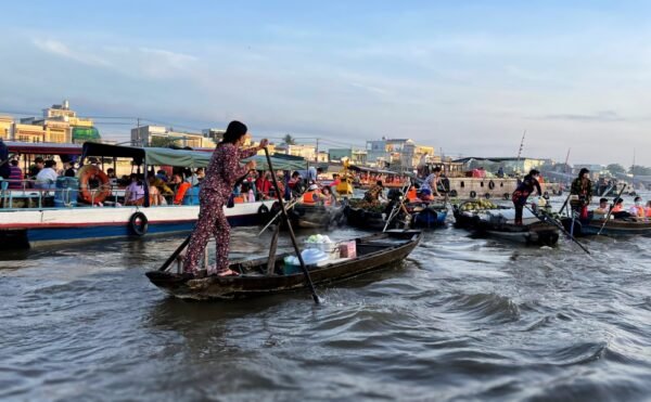 south-vietnam-7-day-tour-package-ho-chi-minh-city-mekong-delta-phan-thiet-floating-market